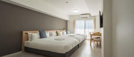 Deluxe Triple Room, Lanai, City View | Living area