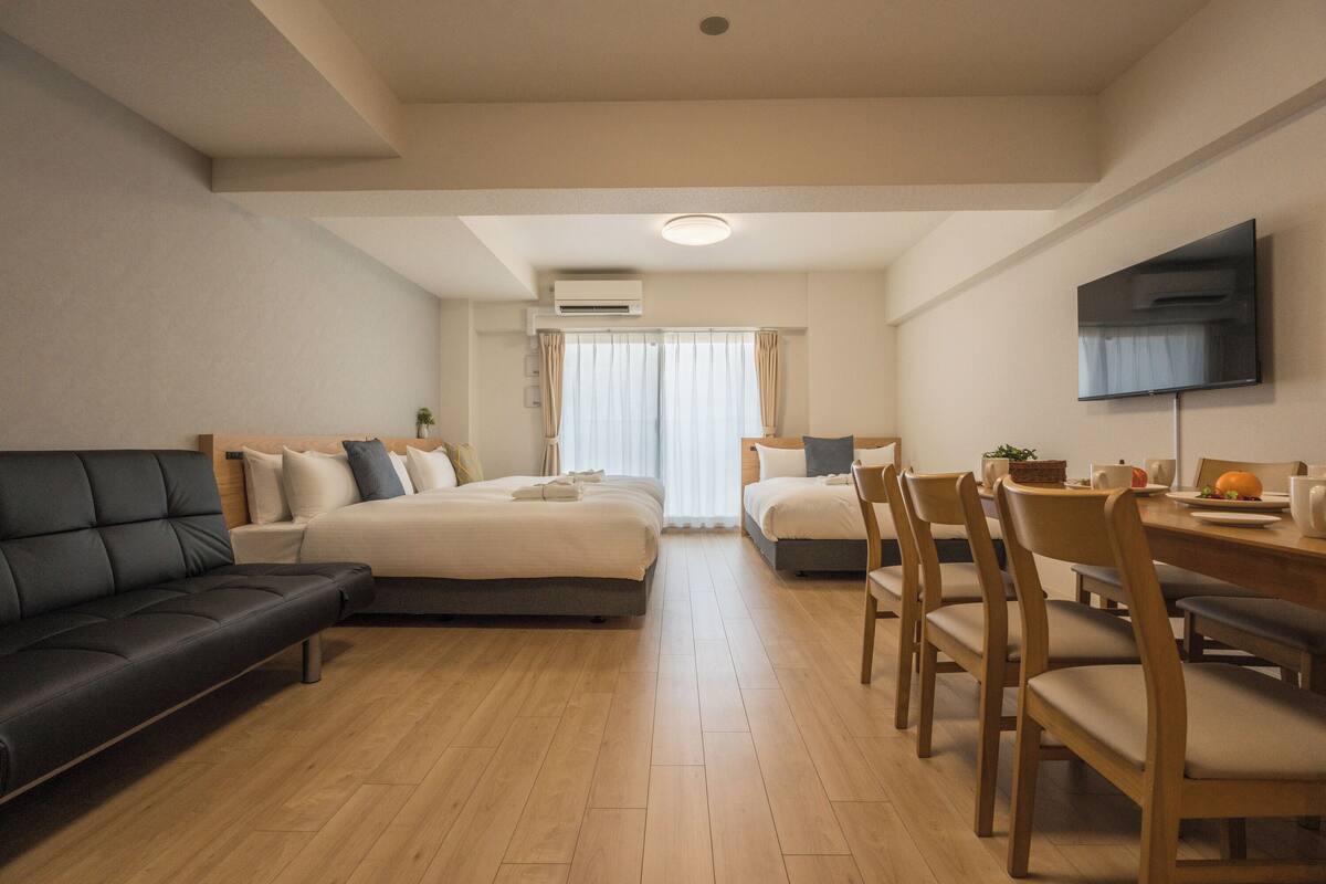 Deluxe-huoneisto, lanai, kaupunkinäköala | Oleskelualue | Taulutelevisio