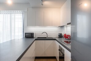 Refrigerador, microondas, horno y lavavajillas 