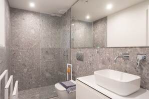 Douche, séchoir à cheveux, serviettes fournies