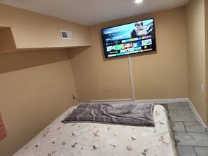 1 slaapkamer, een strijkplank/strijkijzer, wifi, beddengoed