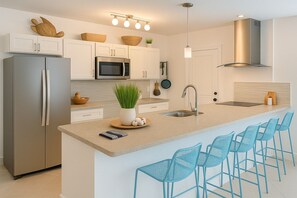 Microondas, horno, placa de cocina, lavavajillas