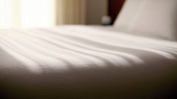 Caja de seguridad en la habitación, escritorio y cortinas blackout