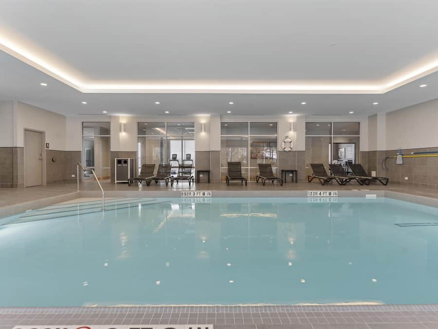 Una piscina cubierta