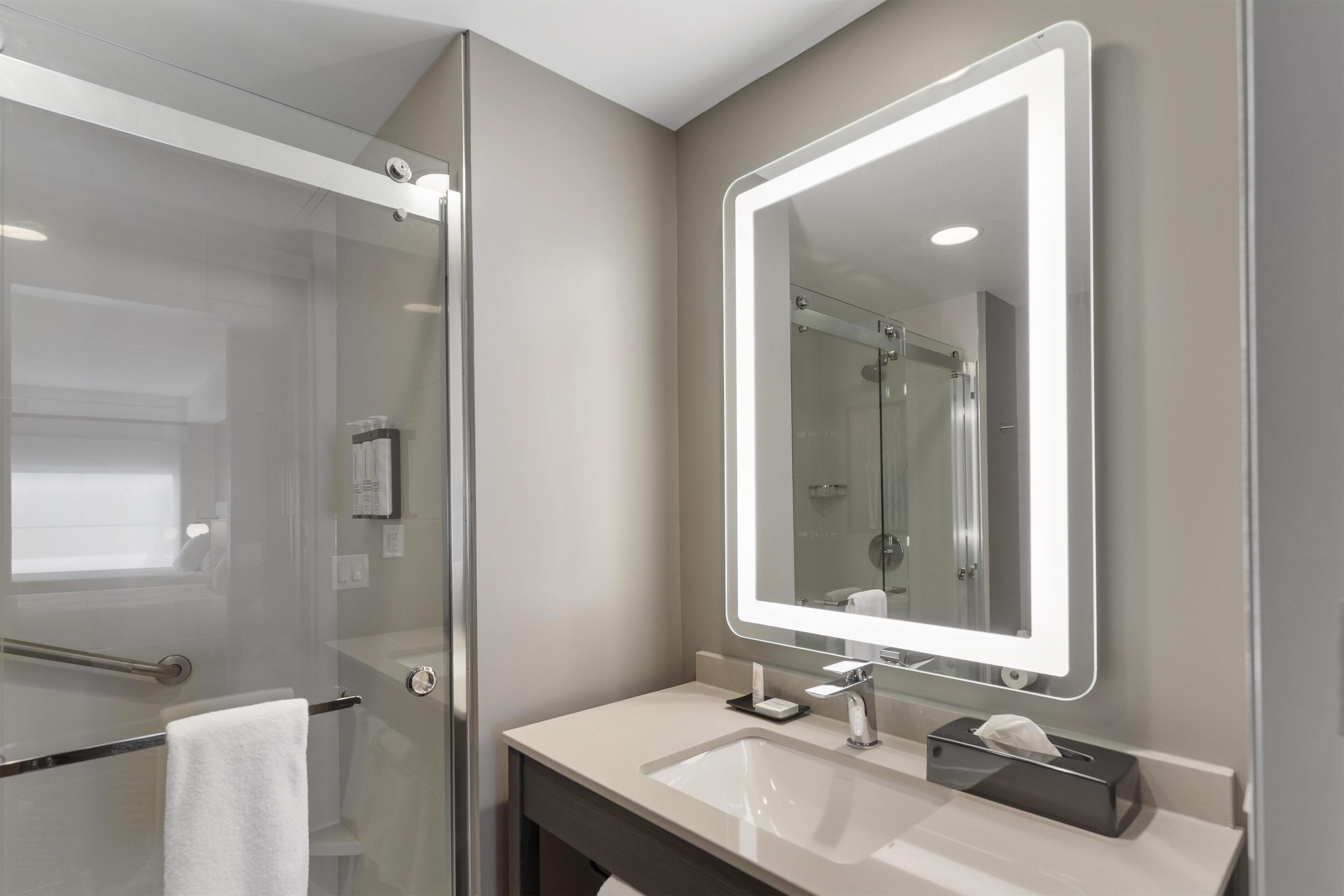 Serviettes fournies, papier toilette