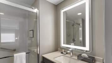 Serviettes fournies, papier toilette