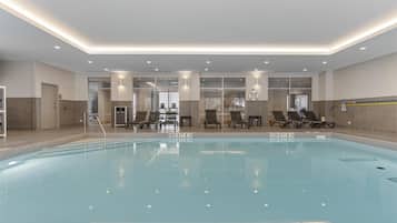 Una piscina cubierta