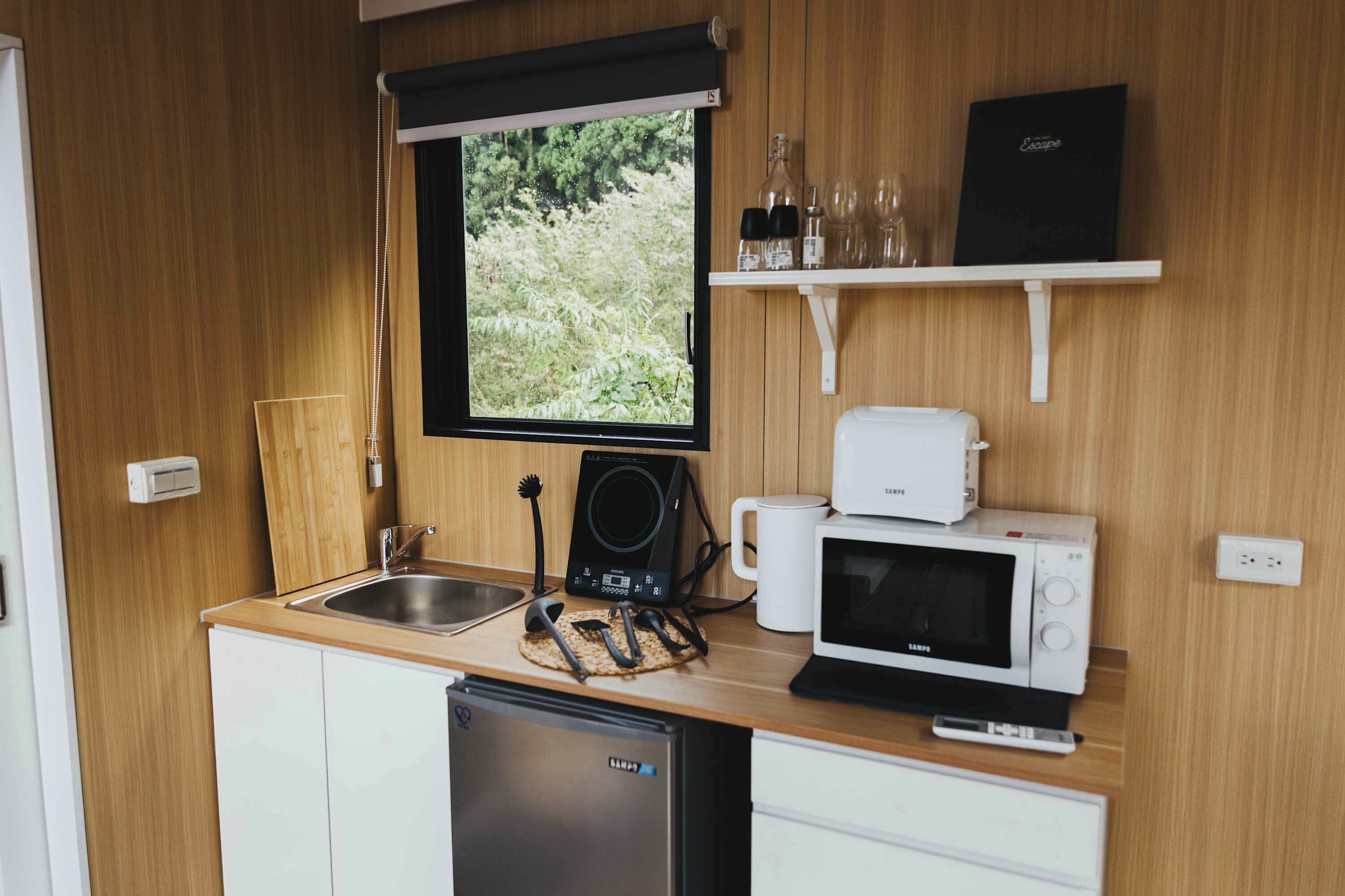 Fridge, microwave, stovetop, electric kettle