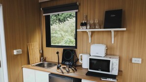 Refrigerador, microondas, parrilla de estufa y tetera eléctrica 