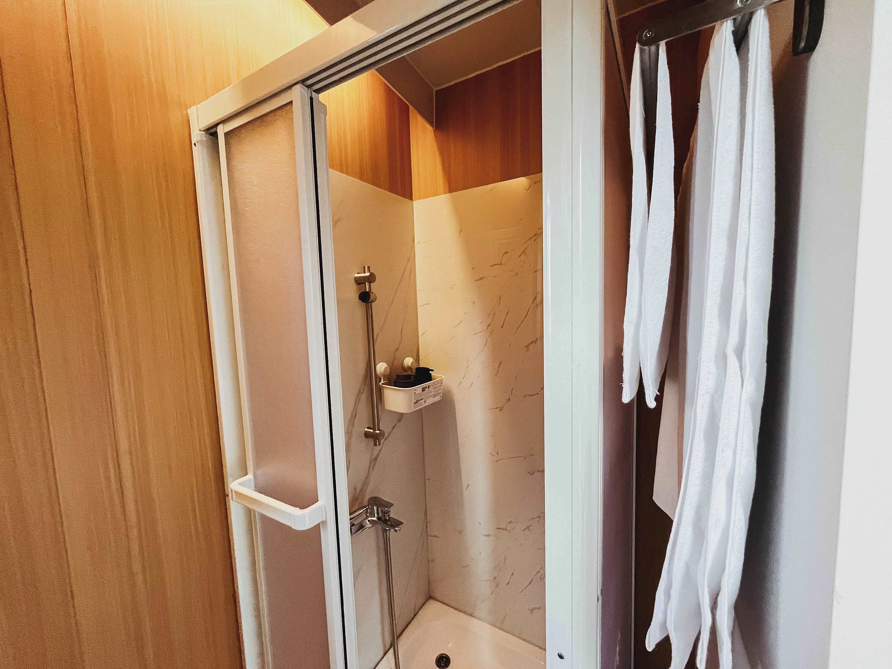 Douche, sèche-cheveux, serviettes fournies, shampoing