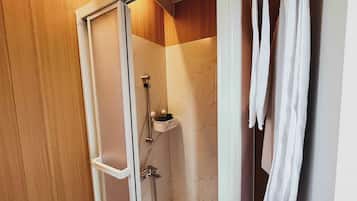 Shower, hair dryer, towels, shampoo