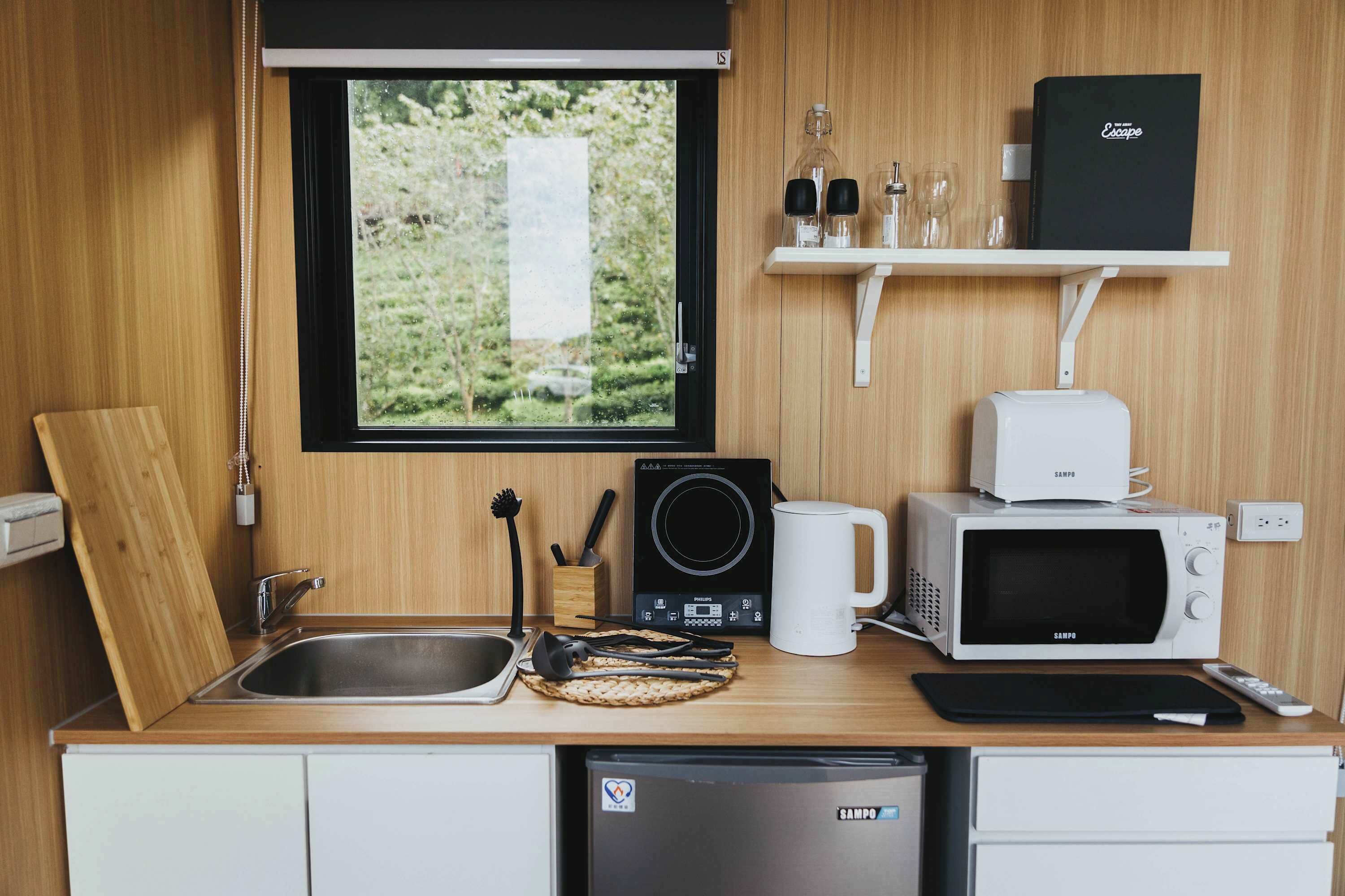 Fridge, microwave, stovetop, electric kettle