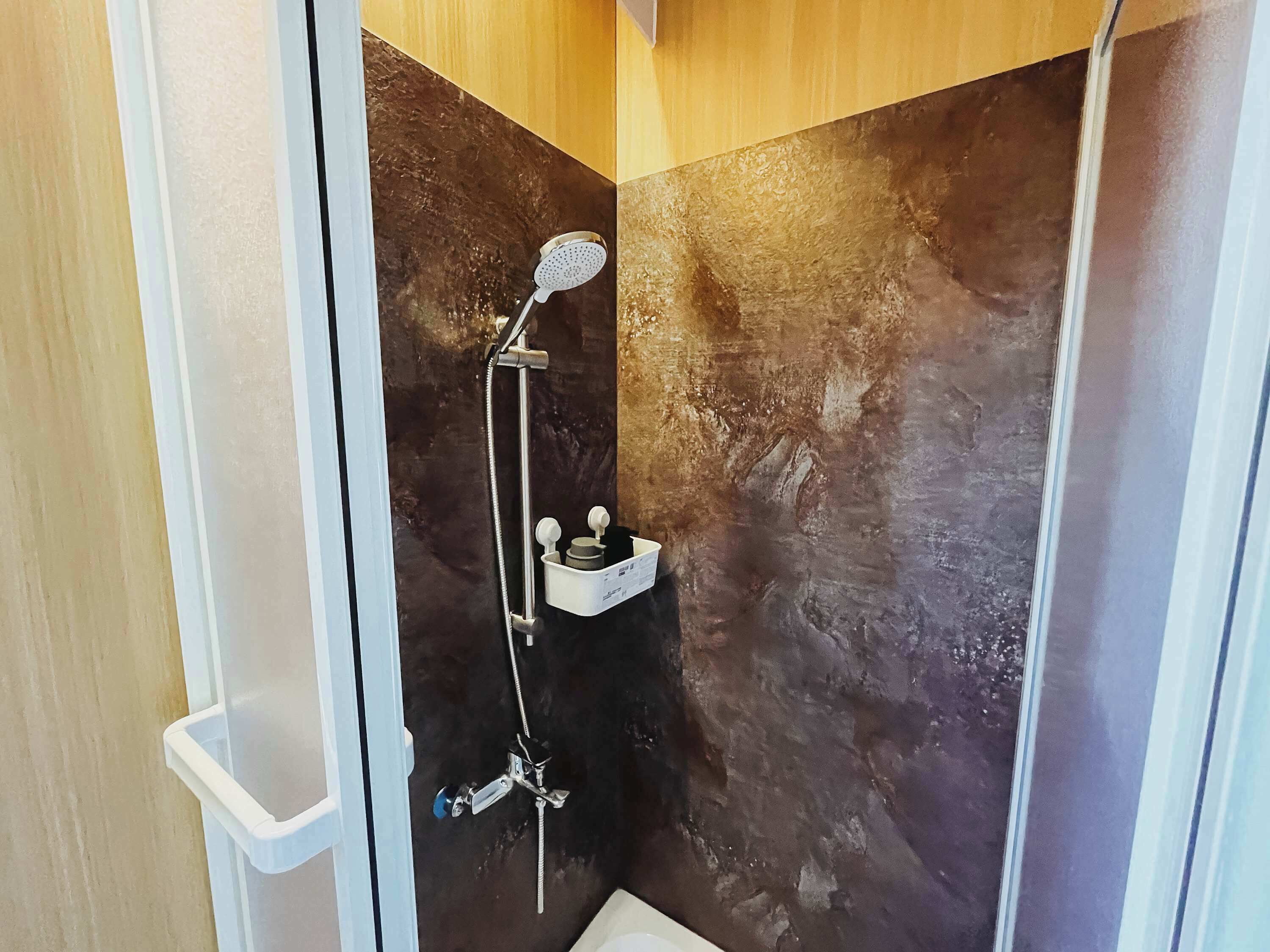 Douche, sèche-cheveux, serviettes fournies, shampoing