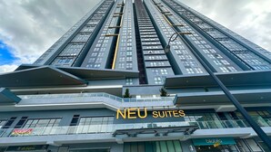 A high-rise building with the sign "NEU SUITES" indicating a hotel. - Neu Suites Horizon View Apartments (Kuala Lumpur)