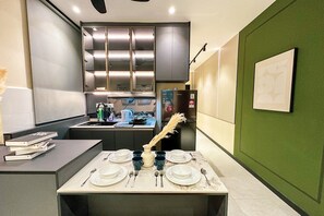 Deluxe Apartment, 3 Bedrooms, Balcony, City View | Private kitchen | Fridge, microwave, stovetop, rice cooker - Neu Suites Horizon View Apartments (Kuala Lumpur)