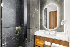 Een douche, een haardroger, handdoeken, zeep