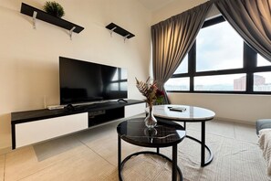 Superior-Apartment, 1 Schlafzimmer, Balkon, Stadtblick | Wohnbereich