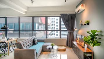 Superior Apartment, 1 Bedroom, Balcony, City View | Ruang tamu | 35 inci televisyen dengan kabel