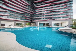 Indoor/outdoor pool