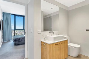 Dusche, Handtücher, Seife, Toilettenpapier