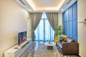 Departamento superior, 2 habitaciones, balcón, vista a la ciudad | Área de sala de estar | Televisión de pantalla plana 