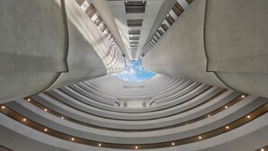 Ein modernes architektonisches Interieur mit Oberlicht und mehreren Ebenen.