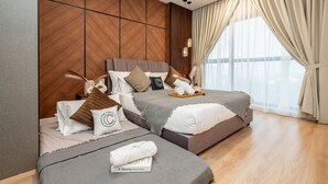 Ein modernes Schlafzimmer mit zwei Betten, Holzvertäfelung an der Wand und einem großen Fenster mit Vorhängen.