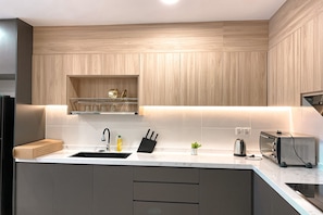 Deluxe Apartment, 2 Bedrooms, Balcony, City View | Private kitchen | Fridge
