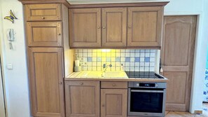 Kühlschrank, Mikrowelle, Ofen, Geschirrspüler