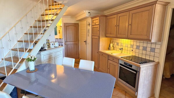 Kühlschrank, Mikrowelle, Ofen, Geschirrspüler