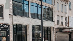 A building with a prominent sign reading "Starr Piano Studio." - Starr Piano: Roxie Suite –  Walk to Broadway! (Nashville)