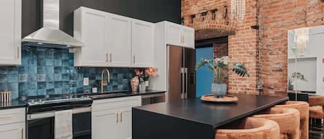 Refrigerador, microondas, horno y parrilla de estufa