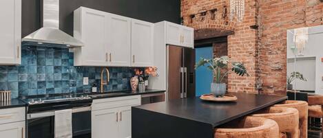 Refrigerador, microondas, horno y parrilla de estufa