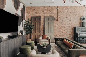 TV, stereo, offices - Starr Piano • Carraway • Luxury Near Broadway (Nashville)