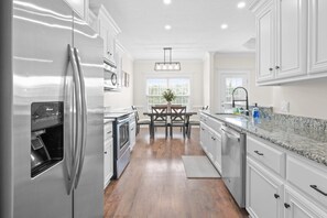 Fridge, microwave, oven, stovetop - The Dock & Lantern Lakehouse (Brunswick)