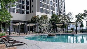 A modern hotel with a swimming pool, outdoor seating, and a large building with multiple floors. - 28 Boulevard Residence KLCC Skyview (Ampang)