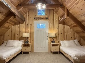 4 bedrooms, free WiFi, bed sheets - Tahoe Adventure Cabin: Ski, Sled & Snowshoe (Soda Springs)