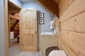 Hair dryer, soap, shampoo, toilet paper - Tahoe Adventure Cabin: Ski, Sled & Snowshoe (Soda Springs)