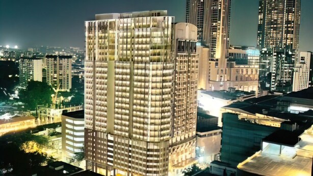 Un immeuble de grande hauteur, doté de nombreux étages, de grandes fenêtres et d’une architecture moderne.