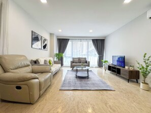 Superior Apartment, 3 Bedrooms, Kitchen, City View | Living area | 35-inch TV with cable channels, offices - Fairlane Residences KL Skyview (Kuala Lumpur)