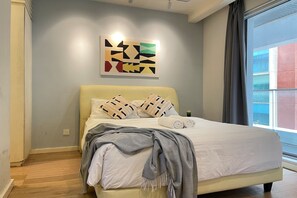 Leilighet – superior, 2 soverom, kjøkken, byutsikt | Skrivebord, skrivebord for bærbar PC, wi-fi (inkludert) og sengetøy