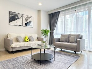 Leilighet – superior, 3 soverom, kjøkken, byutsikt | Oppholdsområde | En 35-tommers TV med kabel-kanaler samt kontorer