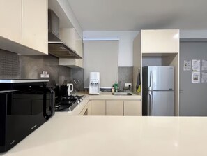 Superior-Apartment, 3 Schlafzimmer, Küche, Stadtblick | Eigene Küche | Kühlschrank, Mikrowelle, Kochgeschirr/Geschirr/Besteck