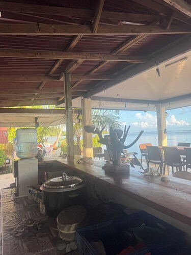 Le calme qu’oﬀre une servitude privée Sur un grand terrain accès à la mer