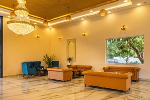 Lobby sitting area - Axiom Resort Luxury Cottages Arambol (Arambol)