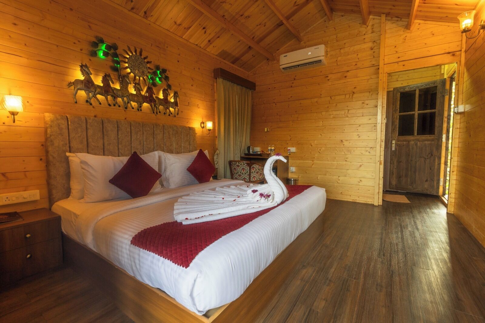 Premium Double Room, Pool View | Peralatan tempat tidur hipoalergenik, langsir/tirai gelap terus 