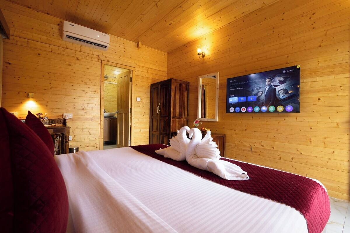 Luxury Room With Bathtub | Hypo-allergenic bedding, blackout drapes, iron/ironing board, free WiFi