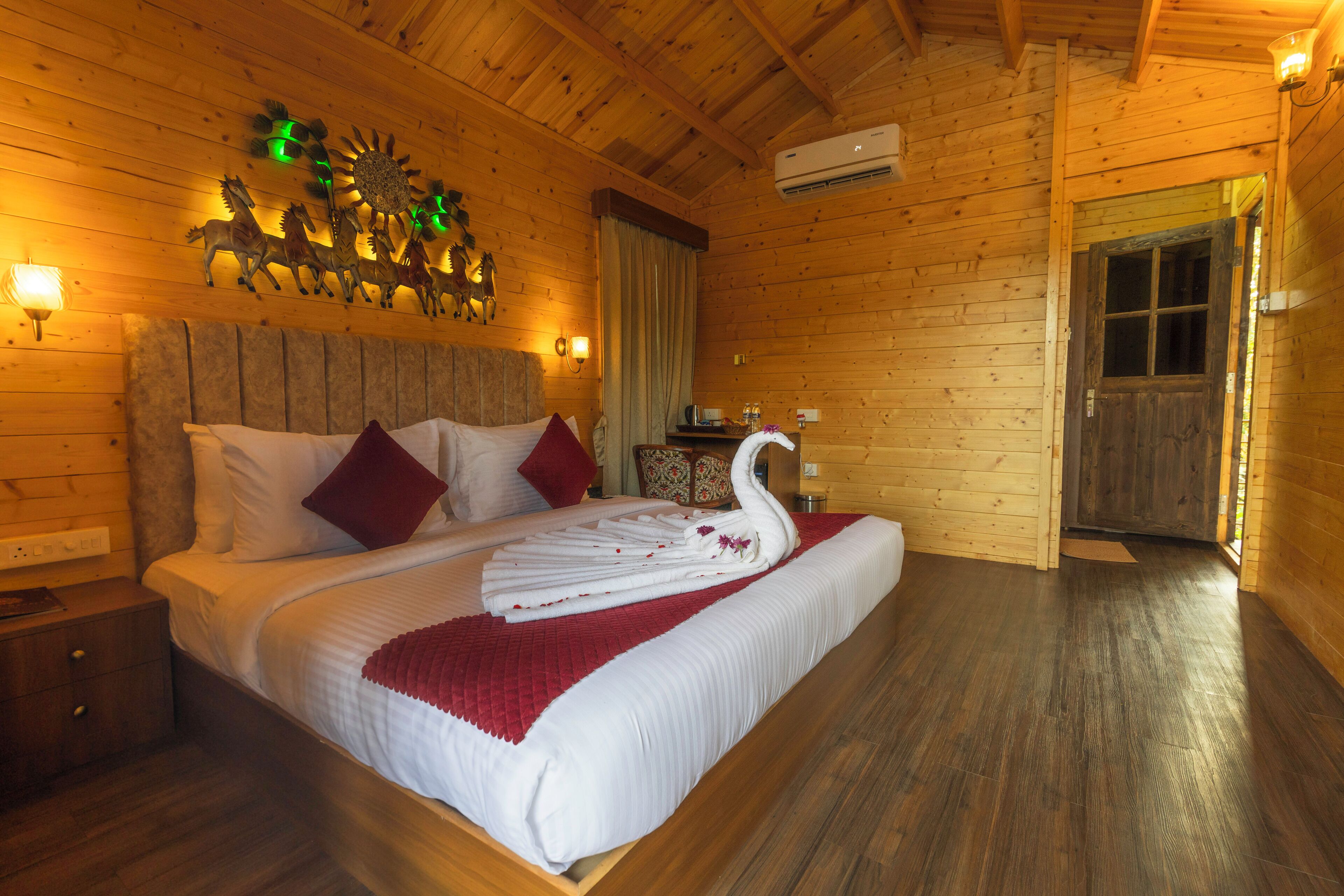 Camera Luxury con letto matrimoniale o 2 letti singoli, 1 letto king, bagno privato, vista piscina | Biancheria da letto ipoallergenica, tende oscuranti, ferro/asse da stiro