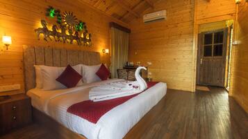 Camera Luxury con letto matrimoniale o 2 letti singoli, 1 letto king, bagno privato, vista piscina | Biancheria da letto ipoallergenica, tende oscuranti, ferro/asse da stiro