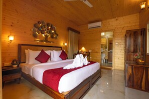 Doppia Superior, 1 letto king, bagno privato, vista piscina | Biancheria da letto ipoallergenica, tende oscuranti, ferro/asse da stiro